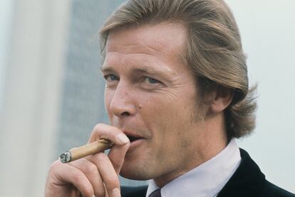 Roger Moore – Durante las siete películas en las que el londinense se puso el traje del agente 007, Moore escribió en su contrato una exigencia muy clara: el suministro ilimitado de puros Montecristo. El actor trasladó su gran afición a la gran pantalla y James Bond se convirtió en un fumador habitual durante los filmes que protagonizó.