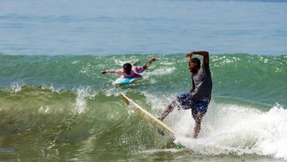 Unos chicos practican surf en Termales.