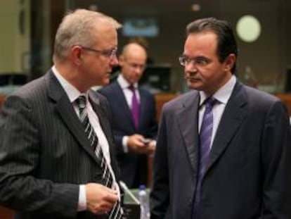 El exministro griego de Finanzas, Yorgos Papakonstantinu (d), conversa con el comisario europeo de Asuntos económicos y monetarios, Olli Rehn (i), antes de la reuinón del Ecofin en Bruselas (Bélgica). EFE/Archivo