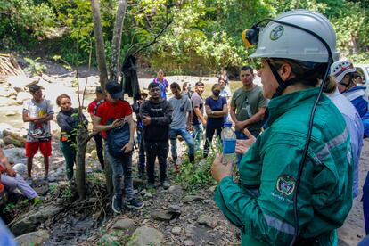 Equipos de rescate trabajan para rescatar a los mineros, mientras sus familiares esperan en los alrededores del lugar de la explosión.