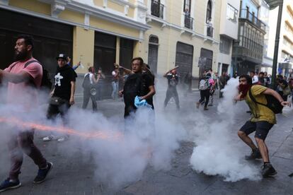 Manifestantes se enfrentan a la policía durante la manifestación.