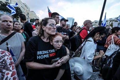 Una mujer se abraza a su hija durante la marcha de familiares de rehenes a Jerusalén.