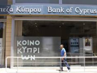 Un hombre pasa delante de una oficina del Banco de Chipre, el pasado miércoles en Nicosia.