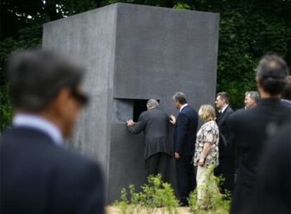 El ministro de Cultura alemán y el alcalde de Berlín observan el interior del monumento a los 'Triángulos rosas'.