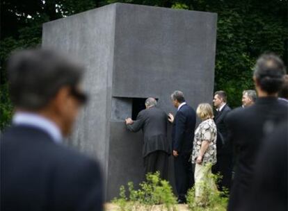 El ministro de Cultura alemán y el alcalde de Berlín observan el interior del monumento a los &#39;Triángulos rosas&#39;.