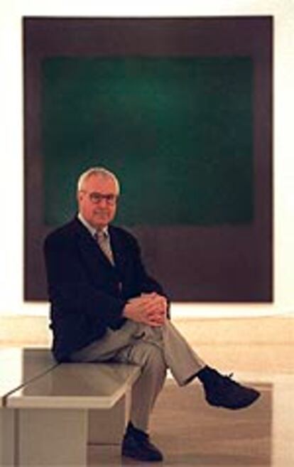 Tomás Llorens, en el Museo Thyssen, con la obra 'Verde sobre morado', de Mark Rothko, al fondo.