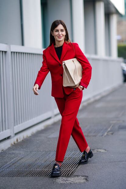 Gala González también amarra a su bolso sin importar que sea talla XXL.