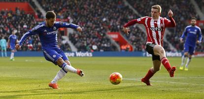 Hazard, del Chelsea, pasa el balón ante un rival.