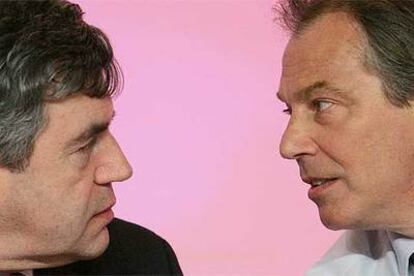 El primer ministro británico, Tony Blair (derecha), con su responsable de Finanzas, Gordon Brown, en una imagen de abril de 2005.