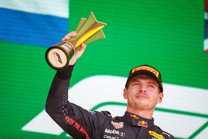 Max Verstappen celebra en el podio del Gran Premio de Sao Paulo 2021.