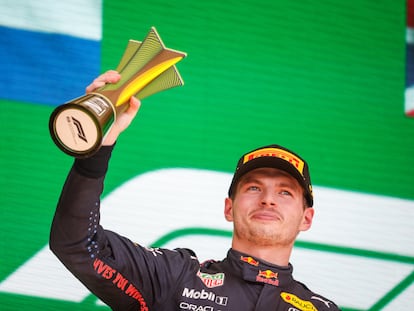 Max Verstappen celebra en el podio del Gran Premio de Sao Paulo 2021.