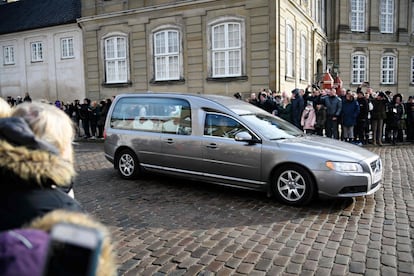 El coche con los restos de Enrique de Dinamarca, a sus llegada al palacio de  Amalienborg.