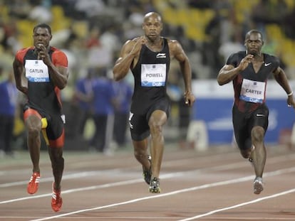 Justin Gatlin se impone a Asafa Powell y a Nesta Carter durante la Diamond League en Doha.  