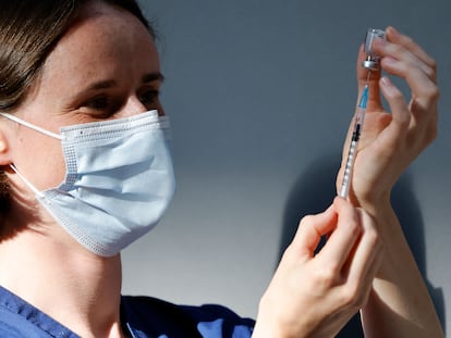 Una enfermera prepara una dosis de la vacuna de Pfizer-BioNTech en el centro de vacunación instalado en la Tate Modern, en Londres.