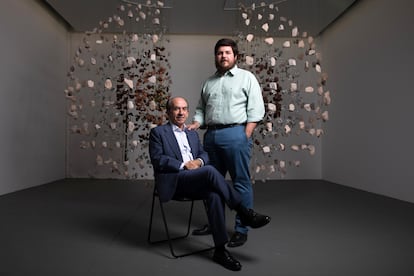 A la izquierda, Vicente Quilis, fundador de Inelcom, y Javier Quilis, presidente de la compañía, en su sede de Pozuelo de Alarcón.
