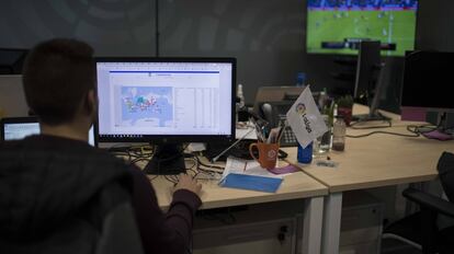 Un miembro de LaLiga Content Protection en su espacio de trabajo en la sede de la organización deportiva.