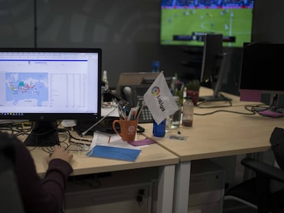 Un miembro de LaLiga Content Protection en su espacio de trabajo en la sede de la organización deportiva.