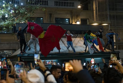 Aficionados de Marruecos celebran la victoria que han conseguido ante España en los octavos de final del Mundial de Qatar, en Barcelona.