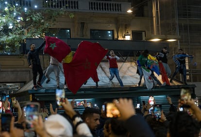 Aficionados de Marruecos celebran la victoria que han conseguido ante España en los octavos de final del Mundial de Qatar, en Barcelona.