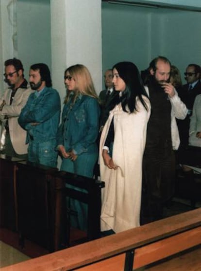 Foto de la boda de Juan Claudio Cifuentes con su esposa, ambos en vaqueros.