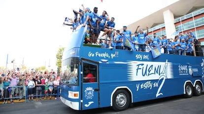 Aficionados del Fuenlabrada celebran el ascenso del club a Segunda División 