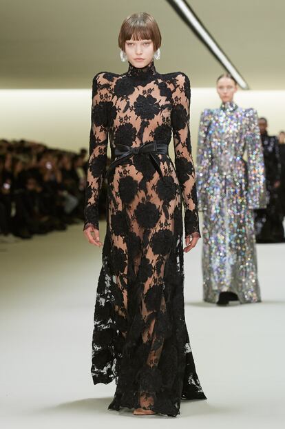 El vestido de Balenciaga que lució Huppert visto en pasarela. Pertenece a la colección otoño-invierno 2023.