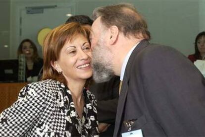 Elena Espinosa y Enrique López Veiga, consejero de Pesca gallego, se saludan ayer en Bruselas.