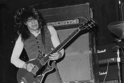 Malcolm Young tocando com o AC/DC no Marquee Club, em Londres, em 1976.