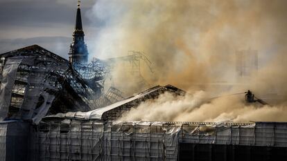 Incendio en el edificio de la Bolsa de Copenhague (Dinamarca).