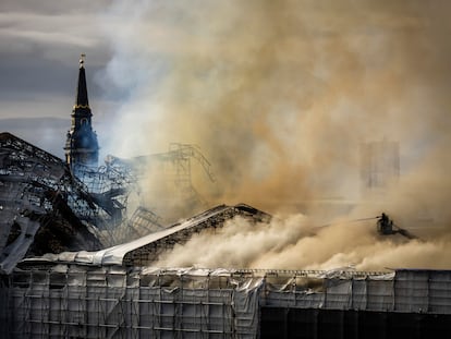 Incendio en el edificio de la Bolsa de Copenhague (Dinamarca).