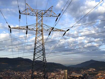 Una torre de transporte de energía perteneciente a red eléctrica, con la ciudad de Bilbao al fondo, en una fotografía de archivo.