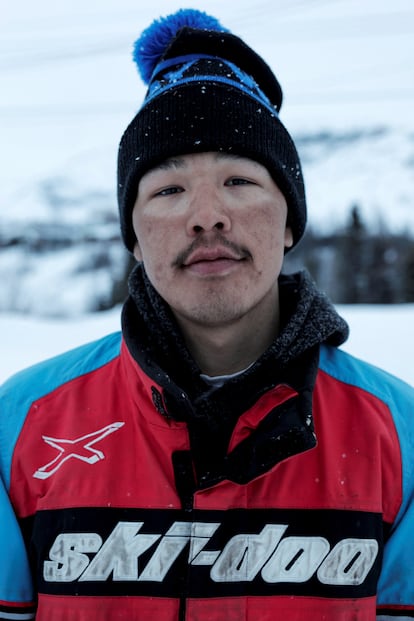 Rex Holwell (retratado en la segunda foto) enseña a los jóvenes a fabricar las boyas de la tecnología SmartICE y a hacer los monitoreos. En esta fotografía, Snowden Pijogge, de 22 años, uno de los jóvenes que fue entrenado el verano pasado para fabricar y usar la tecnología.