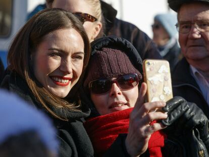 La primera ministra de Finlandia, Sanna Marin, posaba el sábado junto a una simpatizante, en la ciudad de Tampere.