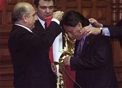 El presidente del Congreso, Carlos Ferrero (izquierda), coloca la banda presidencial a Alejandro Toledo.