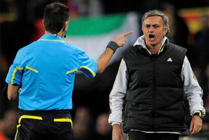 Mourinho protesta una jugada al colegiado.