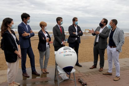 Representantes institucionales y responsables de Google, este martes en Sopela (Bizkaia) durante el inicio del tendido del cable submarino Grace Hopper.