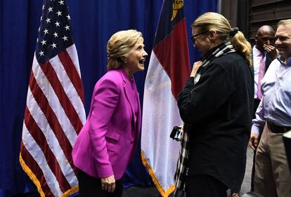 La candidata demócrata, Hillary Clinton, saluda a sus seguidores durante una campaña electoral en Raleigh, Carolina del Norte, el 3 de noviembre.