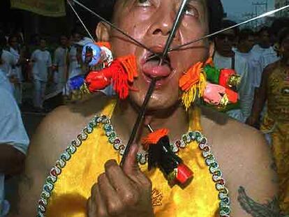 Un faquir, durante un festival en Tailandia.