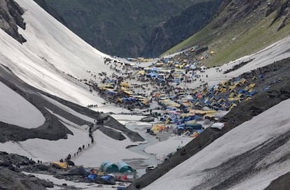 Vista de uno de los campamentos al que llegan los peregrinos en su camino a la cueva sagrada de Shiva.