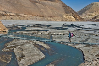 Un senderista traspasa el río Kali Gandaki, en la zona nepalí del Annapurna.