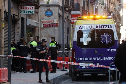 Agentes de la Ertzaintza y la Policía Municipal ante el bar donde un hombre ha matado a su pareja en Bilbao, según ha reconocido este miércoles el homicida confeso.