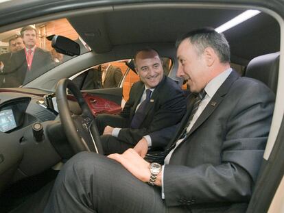 El ministro Miguel Sebastián conversa ayer con el representante de Grecia, Alexandros Fourlas.