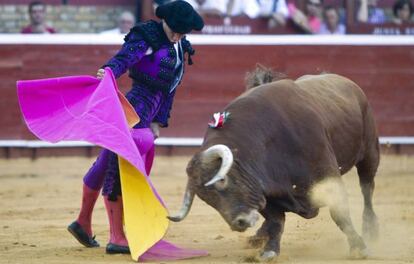 El Juli recibe con el capote a uno de los toros que lidi&oacute; ayer.