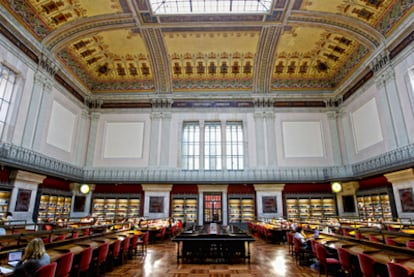La vida gira en la Biblioteca Nacional en torno a la majestuosa sala de lectura.