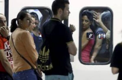 Algunos viajeros no pueden acceder a los vagones repletos en la estación de Atocha. EFE/Archivo