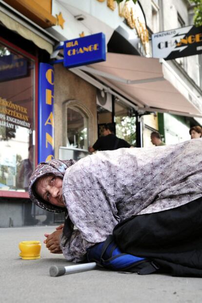 Una mujer pide limosna en el centro de Budapest.