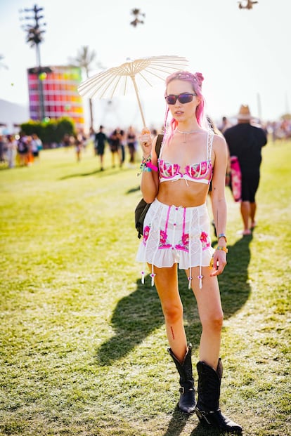 Un conjunto de lencería puede convertirse en tu mejor estilismo de festival, y como ejemplo el de esta asistente a Coachella, con flores bordadas y combinado con botas cowboy, una de las tendencias más claras y repetidas del festival.