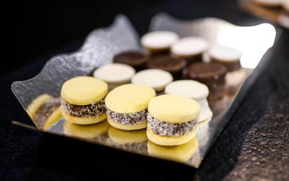 Alfajores de maicena y bañados en chocolate de la pastelería América Dos.