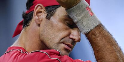 Roger Federer, durante un partido de la temporada pasada. / H. RETAMAL (AFP)