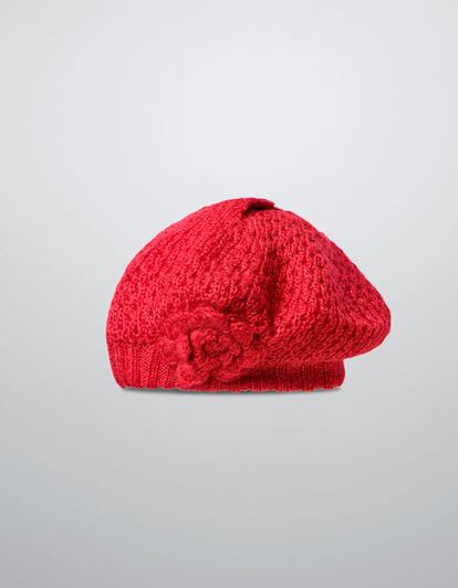 Gorro de lana rojo con detalle de flor de Zara Kids. (7,95 euros)